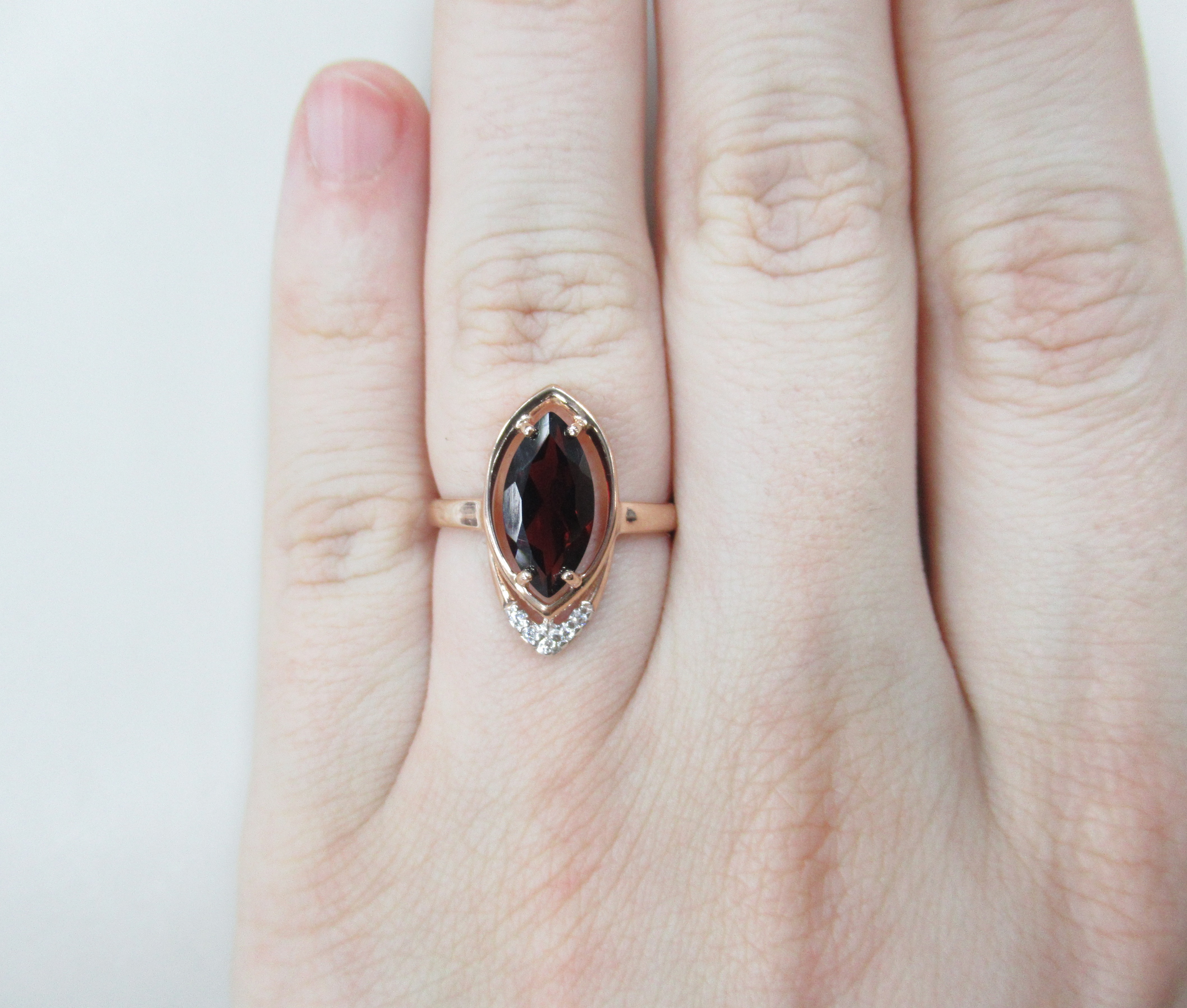 Серебряное кольцо с гранатом